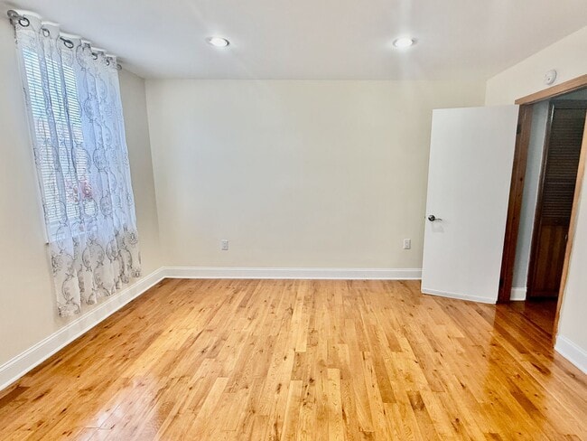 Building Photo - SPACIOUS & MODERN 3 BED/1.5 BA HOUSE w/ Central AC-HARDWOOD Flooring-WASHER/DRYER & Rear PATIO in...