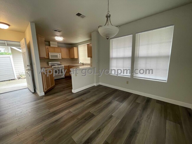 Building Photo - Charming 2BDRM 2.5BA with LOFT | Perfect L...