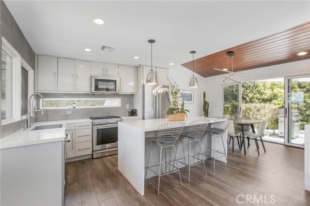 Building Photo - 546 Temple Hills Dr