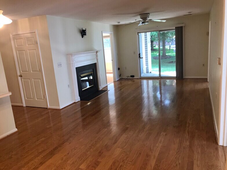 Building Photo - 10018 Vanderbilt Cir