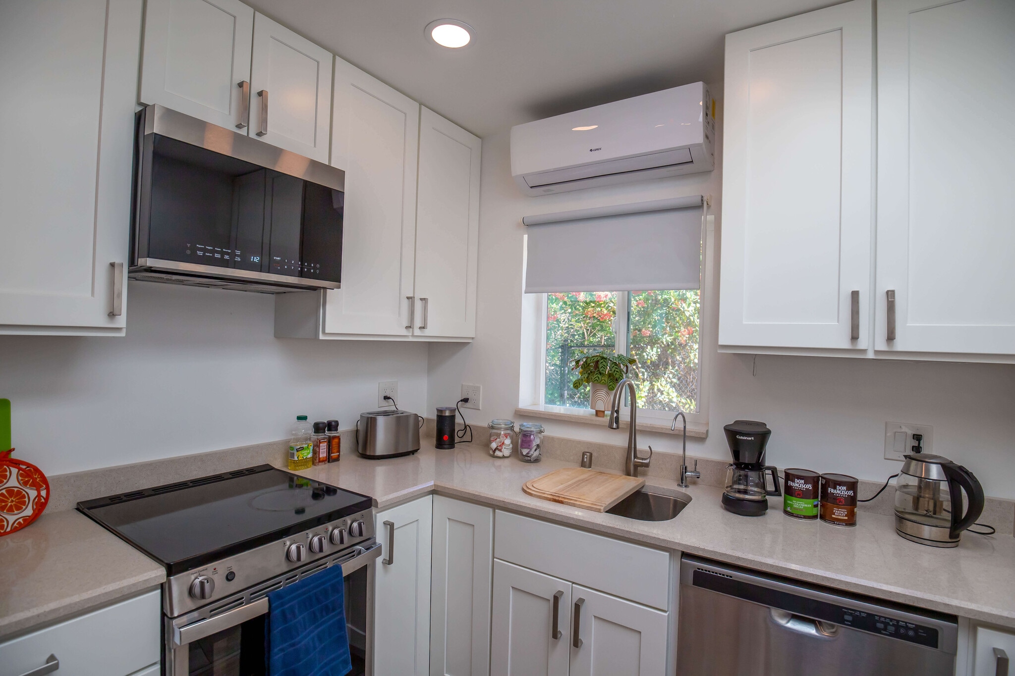 Building Photo - 5553 Yerba Anita Dr