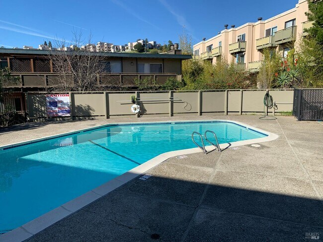 Building Photo - 175 Upper Via Casitas