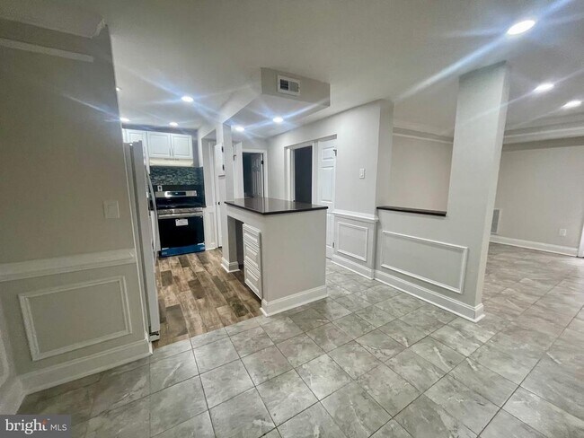 Building Photo - 6018 Westchester Park Dr