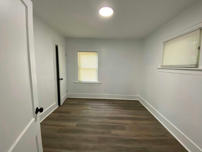 Building Photo - 712 Roselle Ave