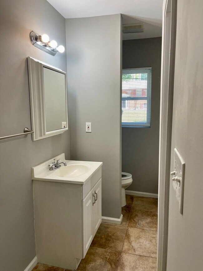 Building Photo - Beautifully remodeled home in Riverdale wi...