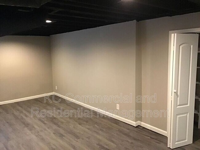 Building Photo - 10613 E Hill Park Terrace