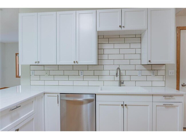 Building Photo - 112X Crystal Pl W