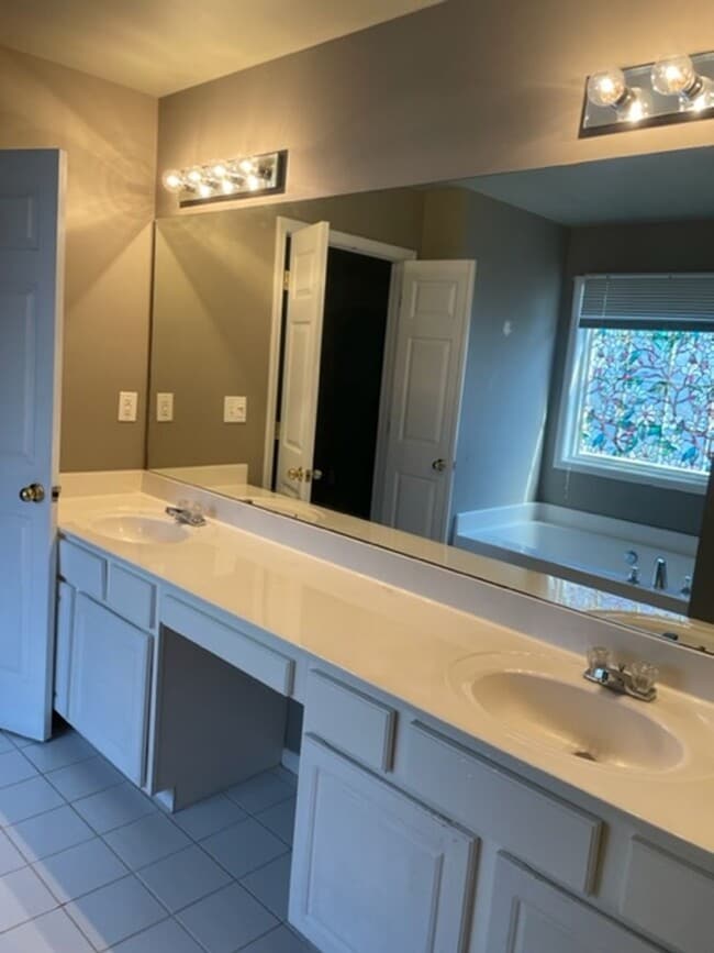 Building Photo - Spacious 4 Bedroom, 2.5 Bath Home in Brookmere West