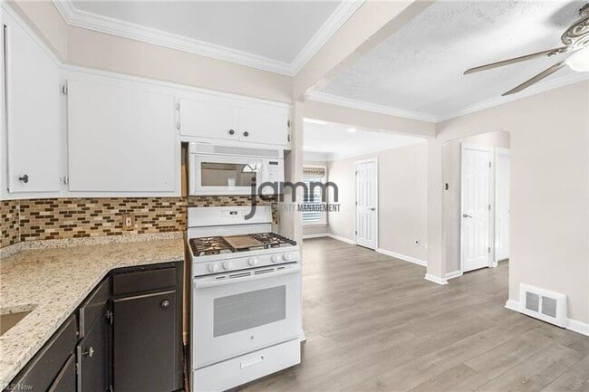 Building Photo - 1653 Woodhurst Ave