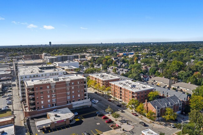 Building Photo - 210 N Addison Ave #401