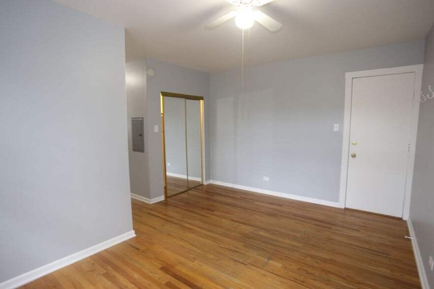 Building Photo - 3263 W Wrightwood Ave