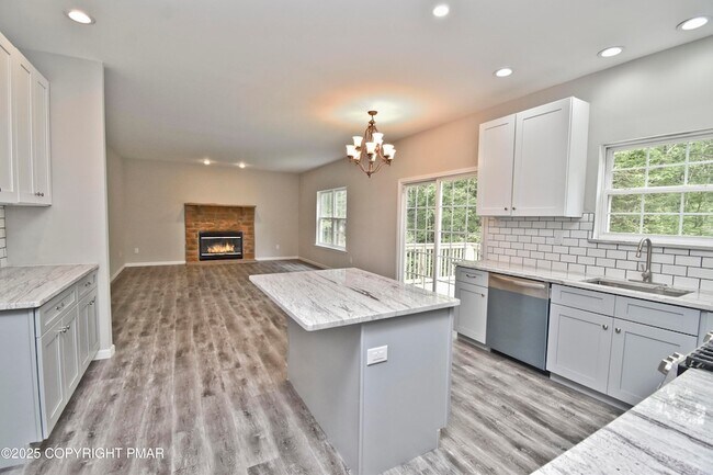 Building Photo - 557 Marco Way