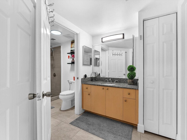 Building Photo - 2478 Centergate Dr