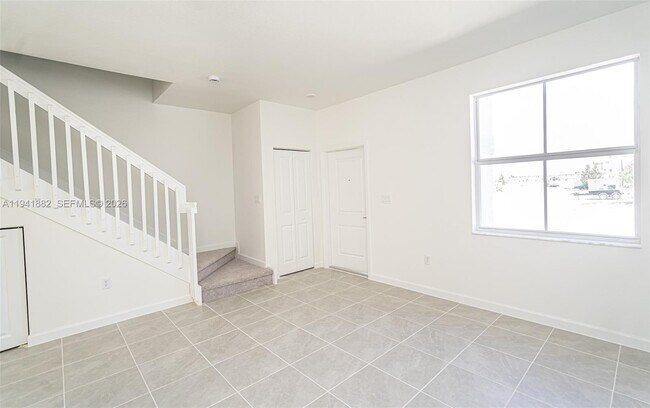 Building Photo - 2646 SE 27th Dr