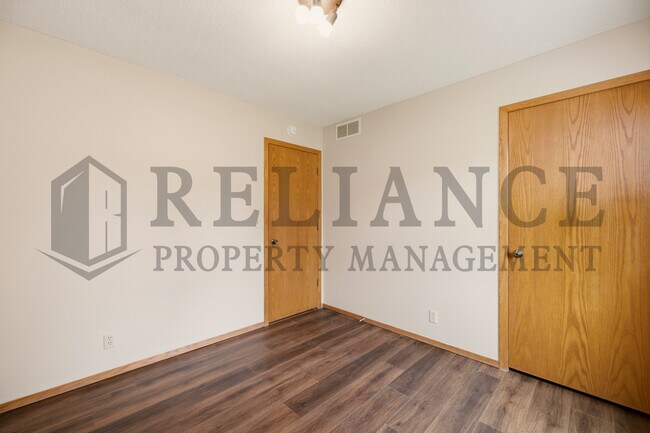 Building Photo - 516 N Lakeside Dr