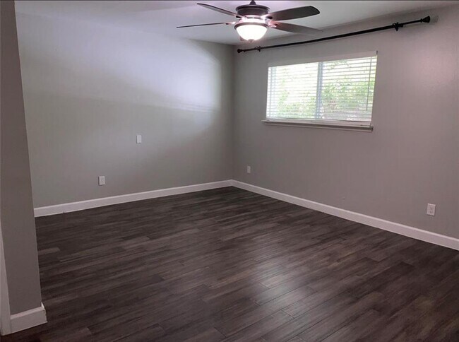 Building Photo - 10301 Briar Forest Dr