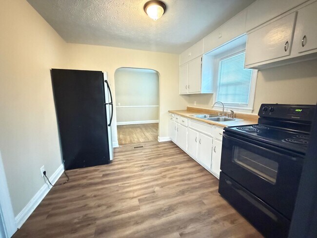 Building Photo - 825 Parkway Dr