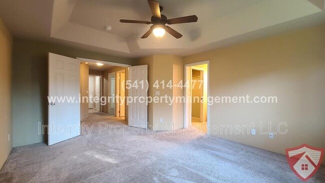 Building Photo - 941 Parkdale Ave