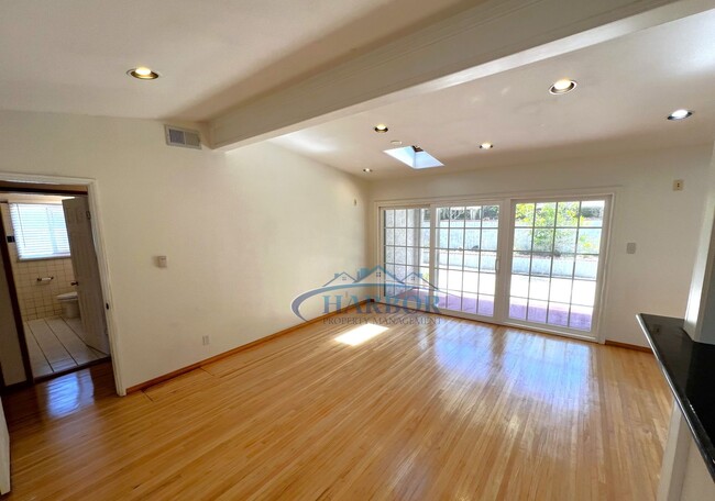Building Photo - Charming 3 Bedroom 2 Bathroom
