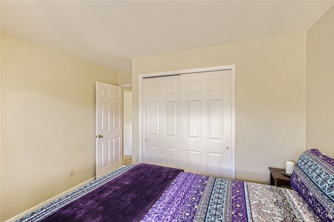Building Photo - Updated 2 Bed 2 Bath Hunter Creek Condo W/Community Pool