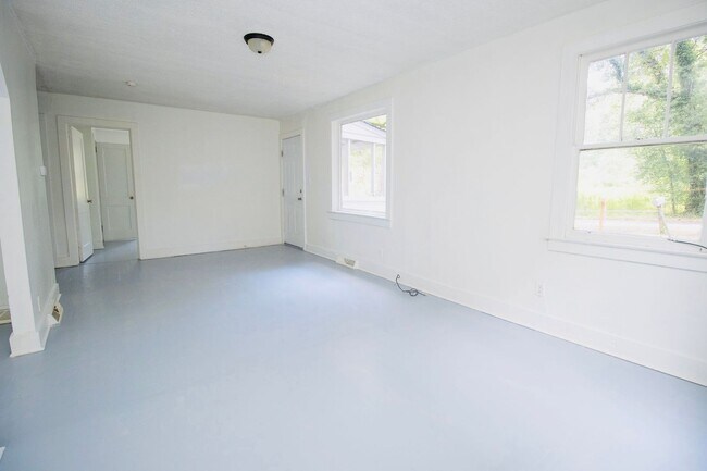 Building Photo - Charming 3 Bed, 1 Bath - Available Now!