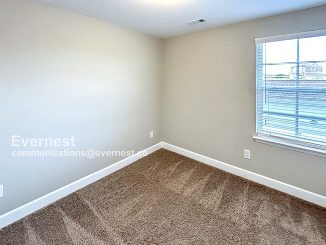 Building Photo - 821 Goswell Dr