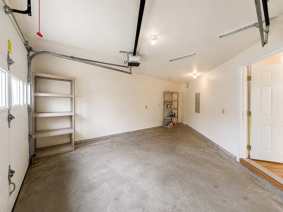 Building Photo - 8 Pebble Ln