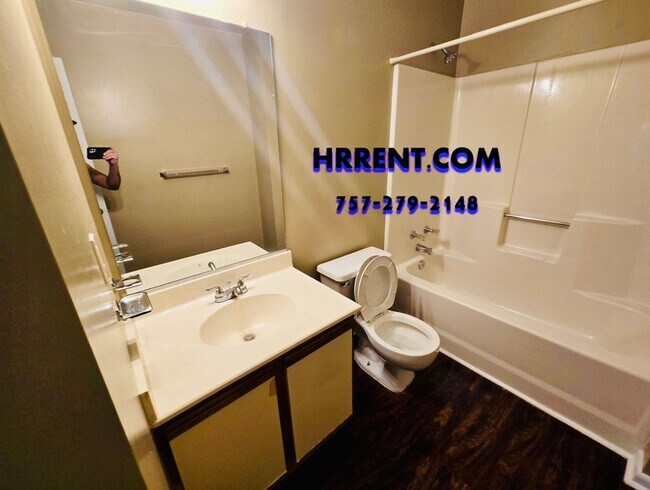 Building Photo - Lovely 2 Bedroom 2.5 Bathroom Townhouse lo...