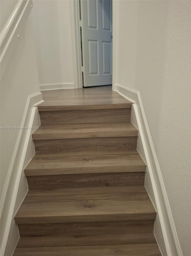 Building Photo - 5990 Mustang Manor