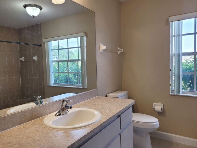 Building Photo - 3/2/2 Rental Home located centrally in Spr...
