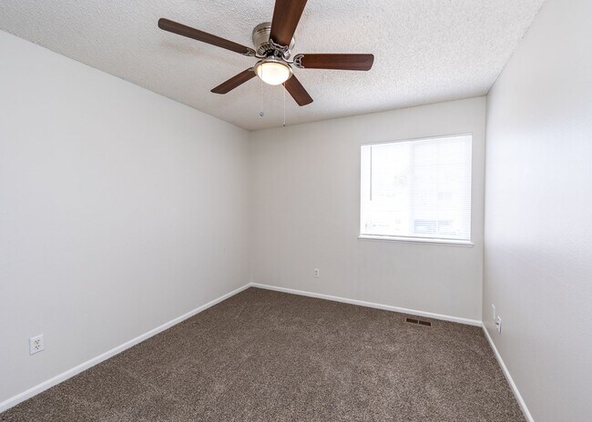 Building Photo - Newly Updated 4 Bed Home Centrally Located