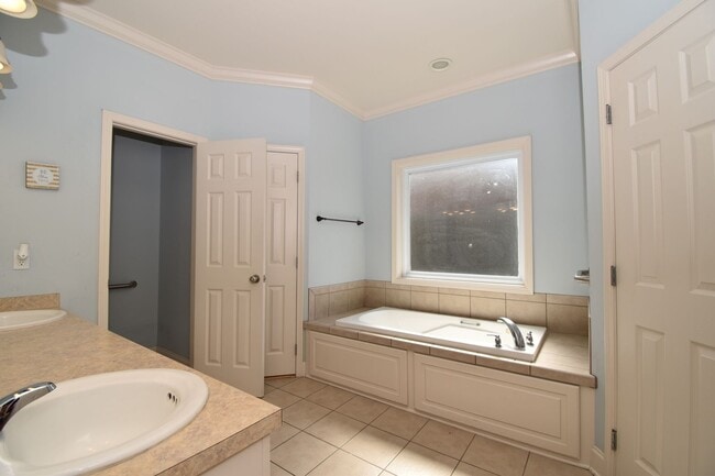 Building Photo - Spacious 3 Bedroom, 2 Bath Home