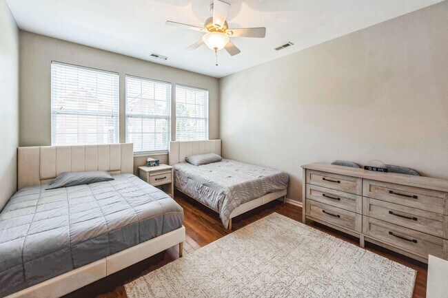 Building Photo - Spacious 3BR Townhome in Apex