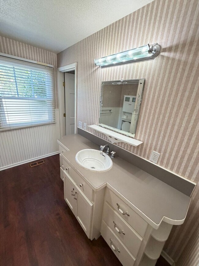 Building Photo - 3 Bedroom on Large corner lot!