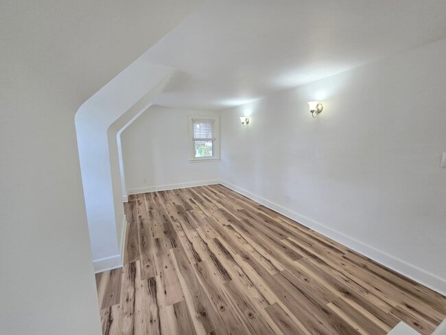 Building Photo - CUTE & COZY 2BED/1BATH DUPLEX FOR RENT - U...