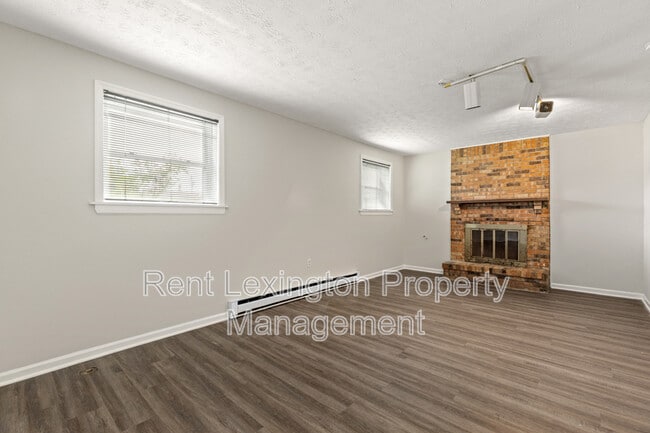 Building Photo - 315 S Eagle Creek Dr