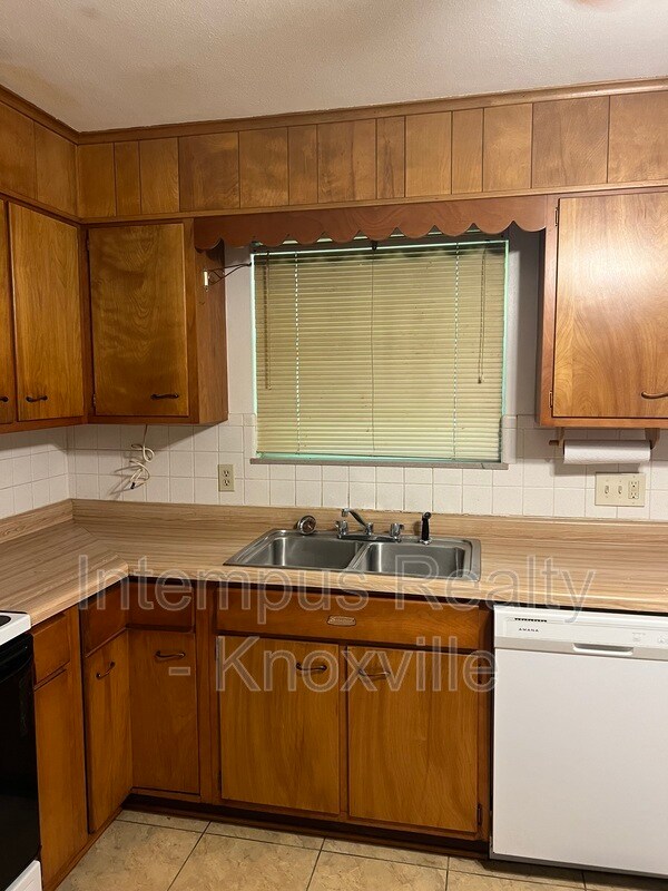 Building Photo - 5801 Ridgewood Rd