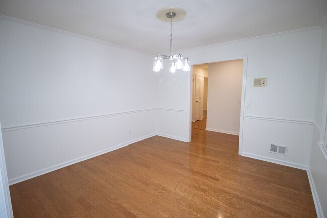 Building Photo - Renovated 5BR Home Minutes from Downtown Columbia | Two Full Kitchens + Fenced Yard ~ Available M...
