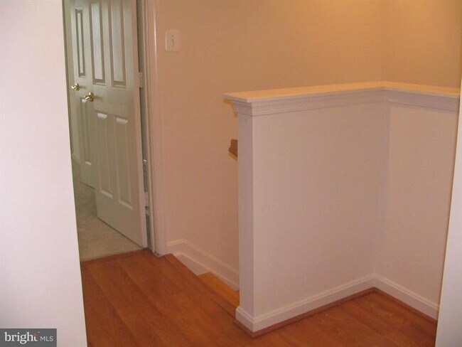 Building Photo - Stylish Townhome in a Convenient Location