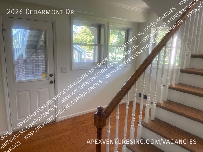 Building Photo - 2026 Cedarmont Dr