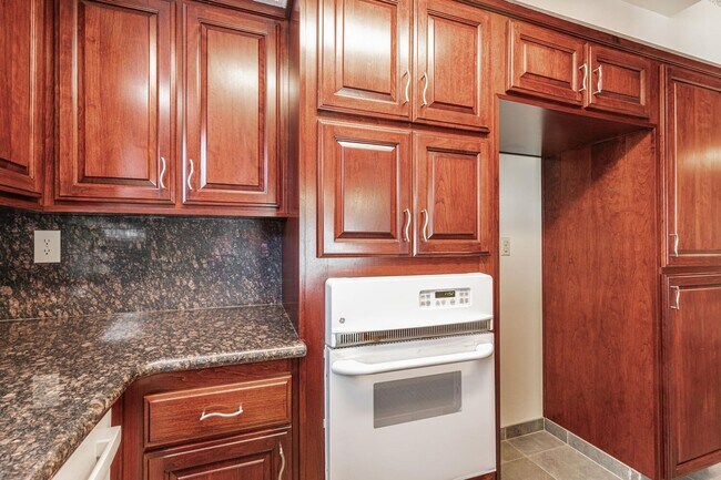 Building Photo - Charming 3-Bedroom Home with Beautifully U...