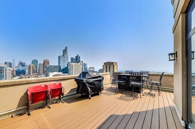 Building Photo - 2BD/2BTH PENTHOUSE  WITH PRIVATE TERRACE I...