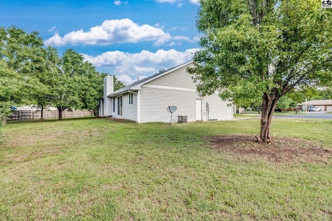 Building Photo - 915 Wheatland Dr