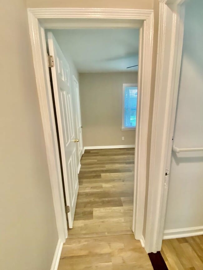 Building Photo - SPACIOUS 4 BED/2 BATH HOUSE-Luxury Vinyl F...