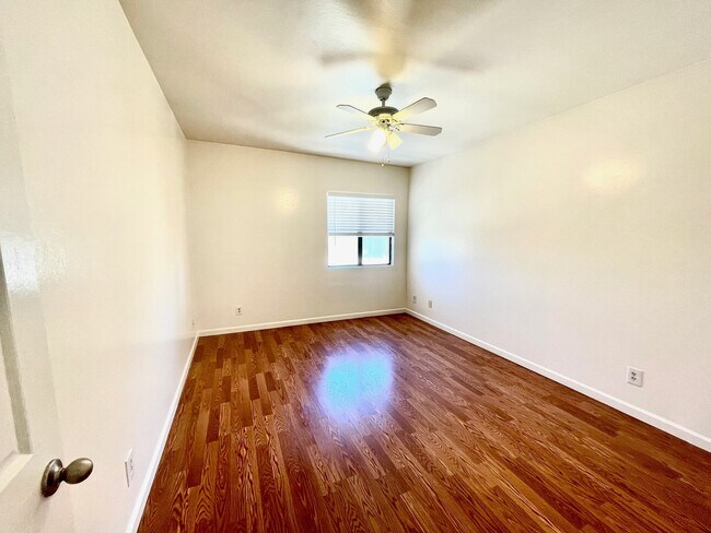 Building Photo - 5500 N Valley View Rd