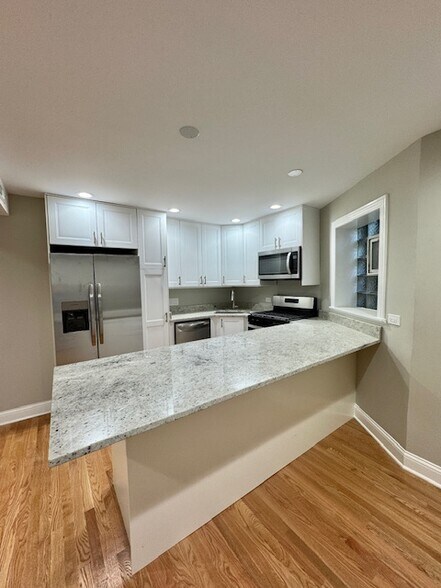 Building Photo - 3647 N Marshfield Ave