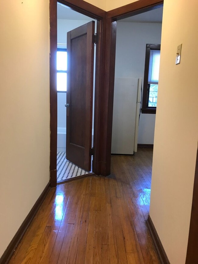Building Photo - Beautiful Studio Apartment Available for Sublet March 1st