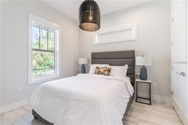 Building Photo - 580 Broadway St