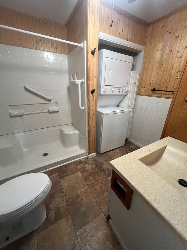 Building Photo - Northend Spacious 3 bedroom 1 bath with La...