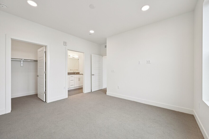 Building Photo - 2899 W 52nd Ave